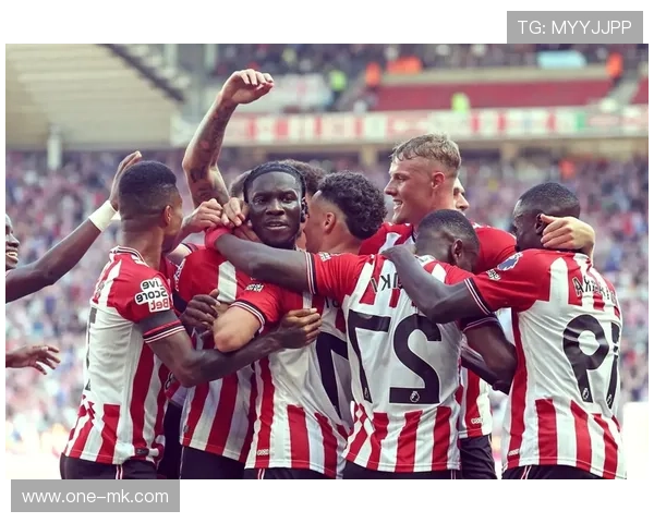 光明球场气氛热烈，桑德兰球迷助威声成为球队“第十二人”。