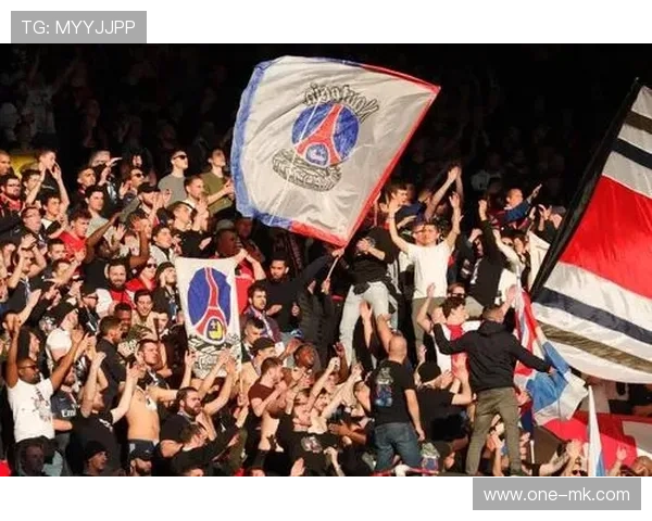 雷恩球迷远征巴黎，王子公园球场客队看座无虚席